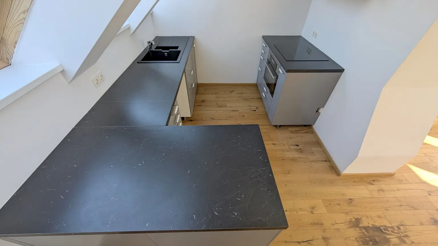 Lichtdurchflutetes Dachstudio mit Top-Anbindung nahe Donaukanal