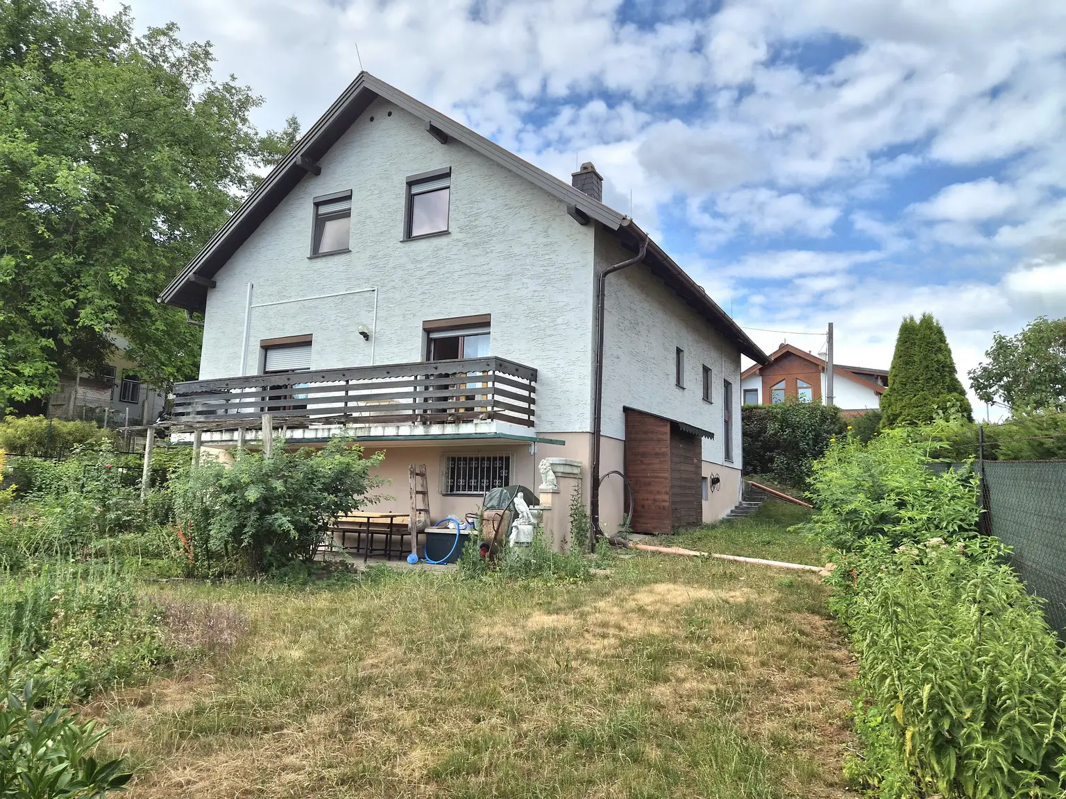 Zweifamilienhaus mit Pool am Waldesrand zu verkaufen!
