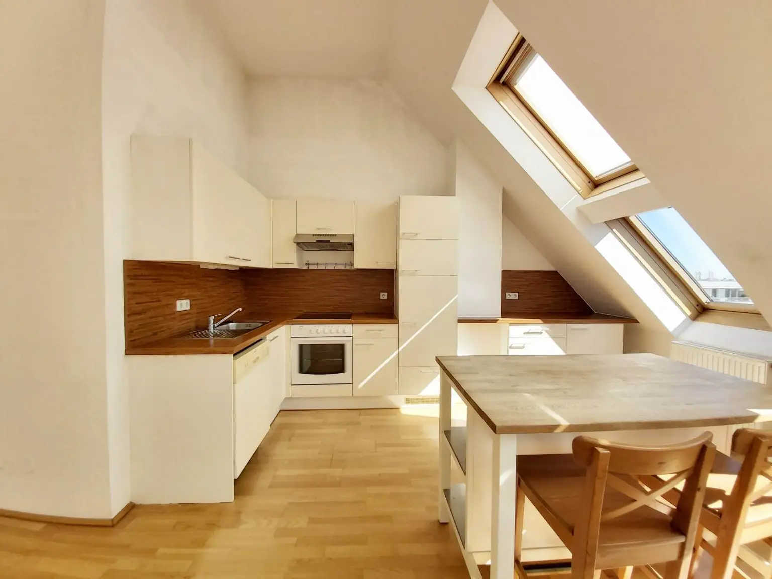 Moderne Maisonette mit 3 Zimmern und Dachterrasse nächst Enkplatz!