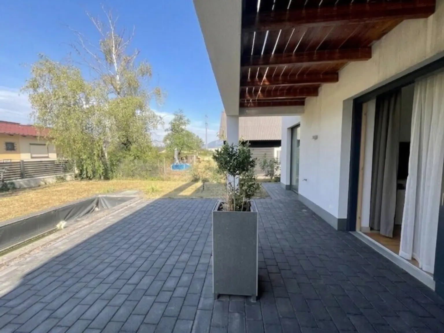 Terrasse vorm Haus