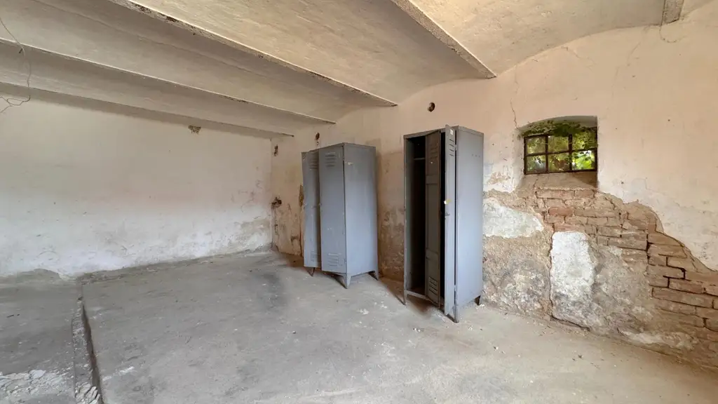 Ehemaliges Bauernhaus mit Nebengebäuden