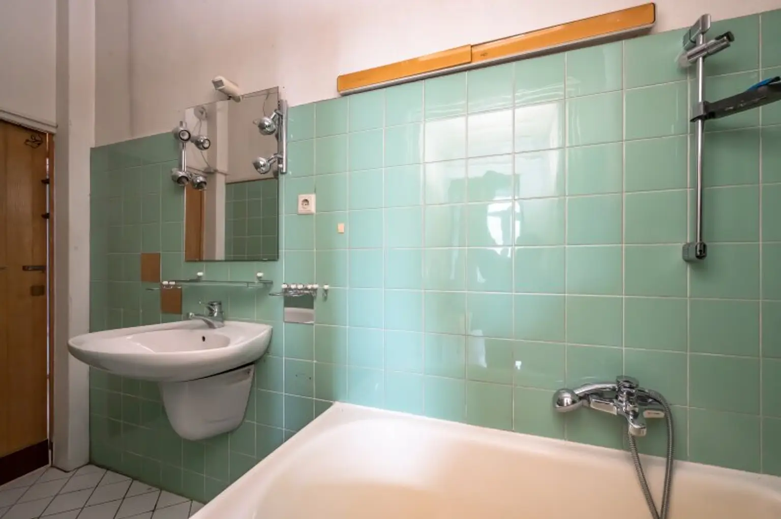 ++RG71++ Altbaujuwel zum Sanieren – 2,5-Zimmer Wohnung mit guter Raumaufteilung