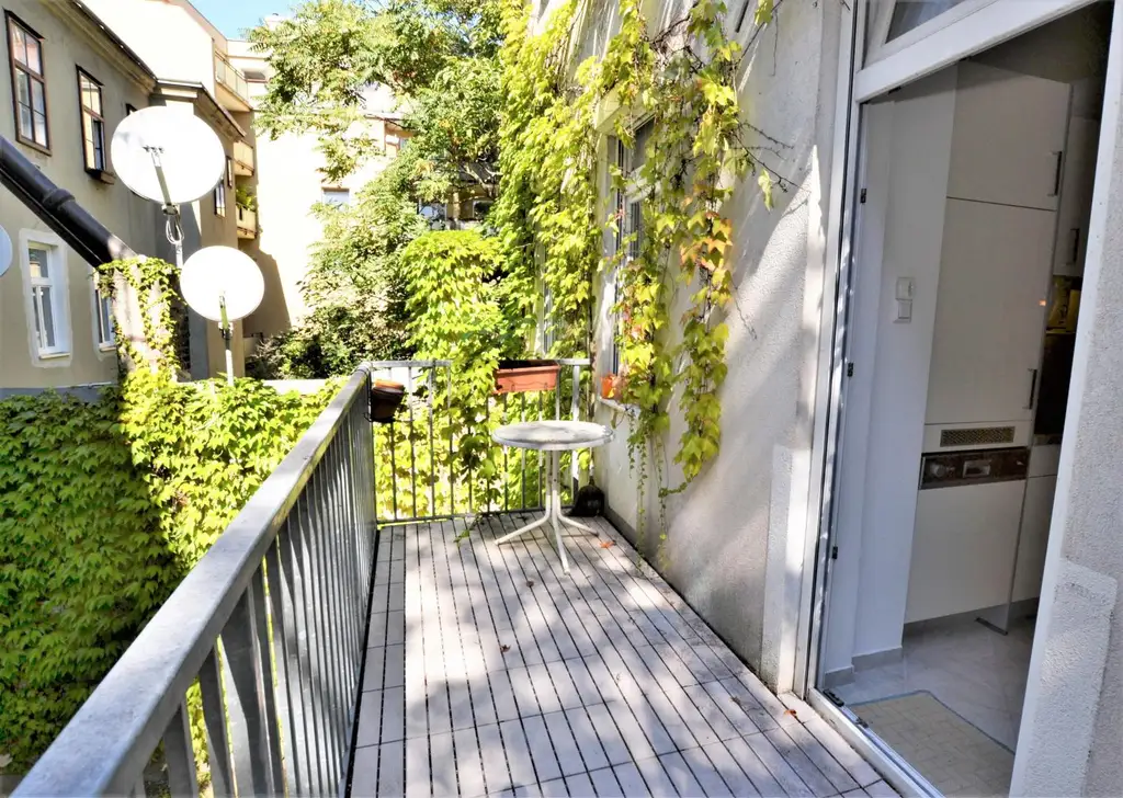 Charmante 1-Zimmer-Altbauwohnung mit Balkon in Hofruhelage