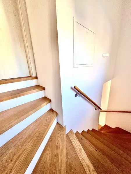 Modernes Familienhaus (2019) mit 6 Zimmern, Wohnkeller, Dachterrasse, Garten und 2 Stellplätzen