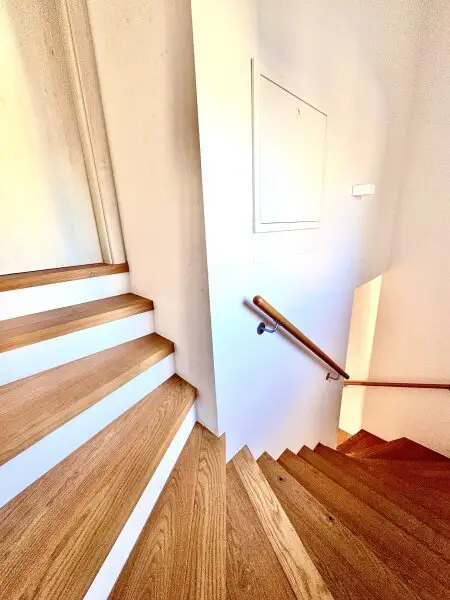 Modernes Familienhaus (2019) mit 6 Zimmern, Wohnkeller, Dachterrasse, Garten und 2 Stellplätzen