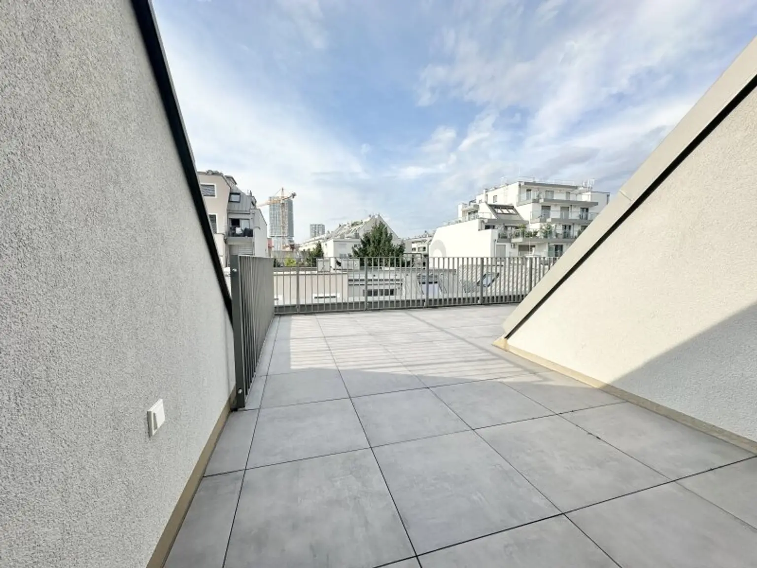 AB SOFORT BEZIEHBAR!! Traumhafte Dachgeschosswohnung inkl. sehr großer Terrasse! Tolle Anbindung - U1 Kagranerplatz!!