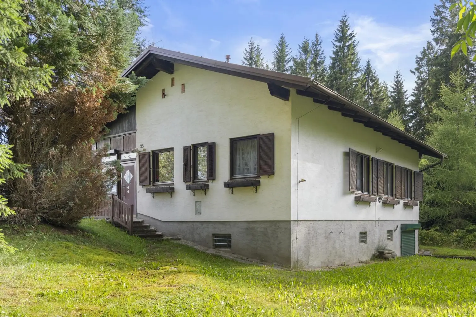 Alleinlage trifft Lebensqualität: Gemütliches Haus mit großem Grundstück inmitten der Natur