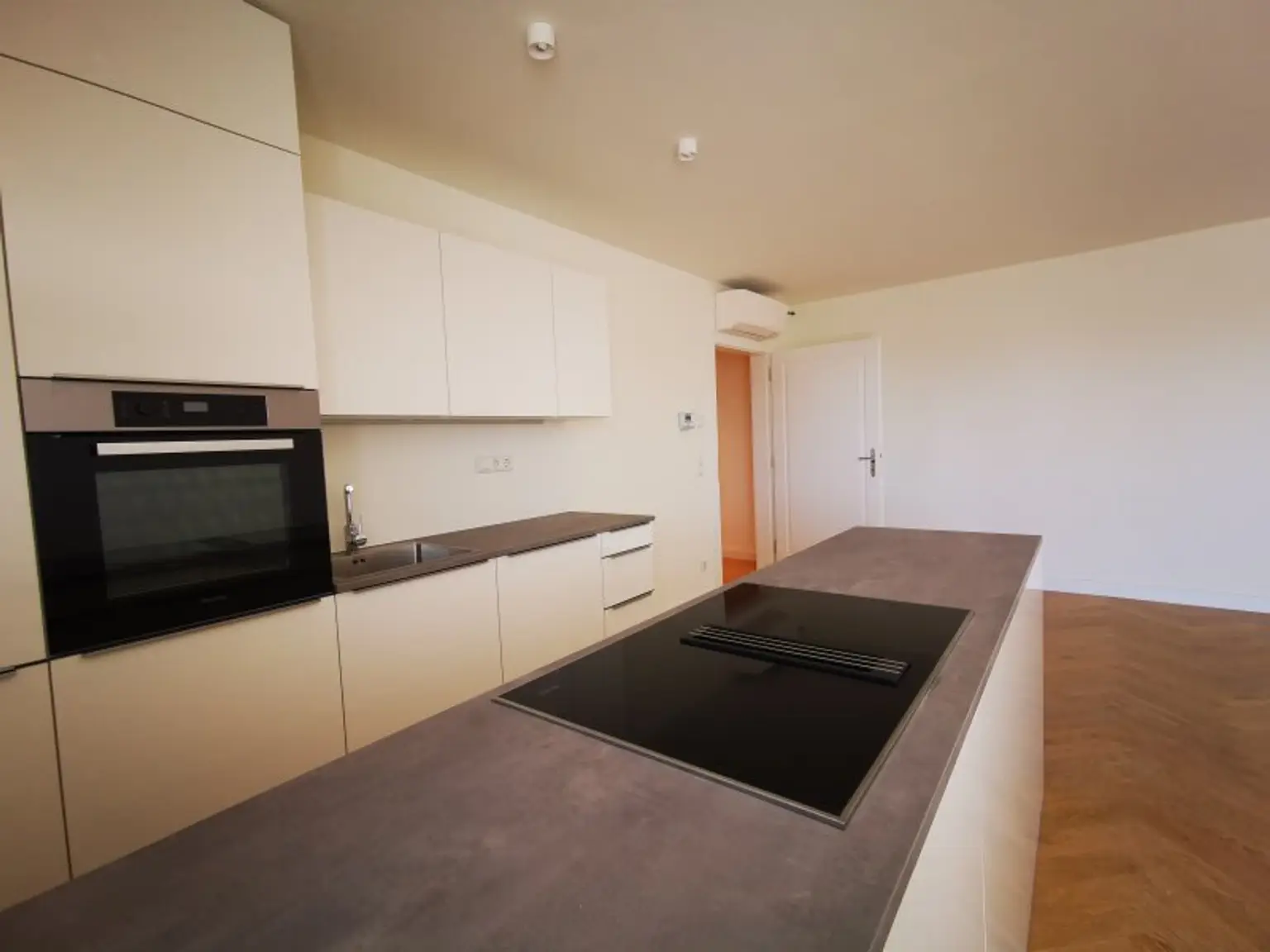 Dachgeschosswohnung der Superlative: 3 Zimmer mit viel Freifläche & Luxus pur in Citynähe : ab November zur Anmietung frei!