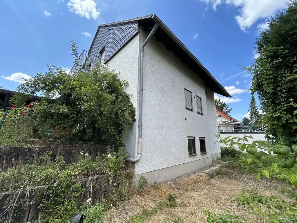 Attraktives Zweifamilienhaus - auch ideal für Mehrgenerationenwohnen - am Ende eines Privatweges