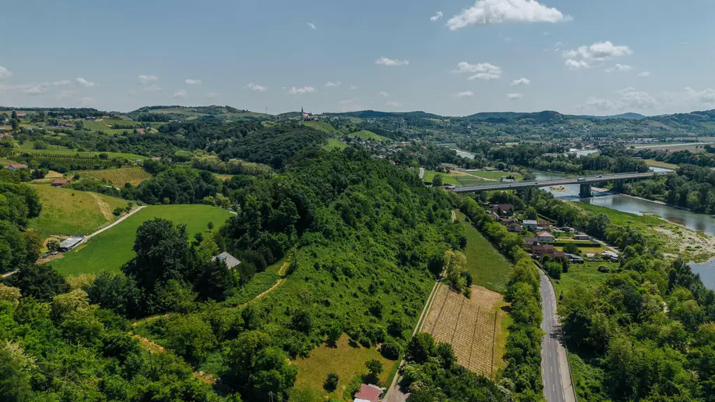 Randlage Maribor - Süd-West ausgerichtete Hang-Liegenschaft mit Aussicht auf das Drau-Ufer zu verkaufen (Fläche ca. 6 ha)