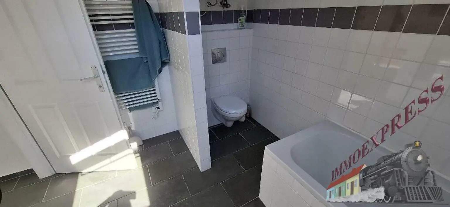 Wunderschöne Dachwohnung mit Klimaanlage in der Märzstraße Nähe S-Bahn - Einzug 1.12.25 unbefristeter Mietvertrag! Kein Lift im Haus!!!