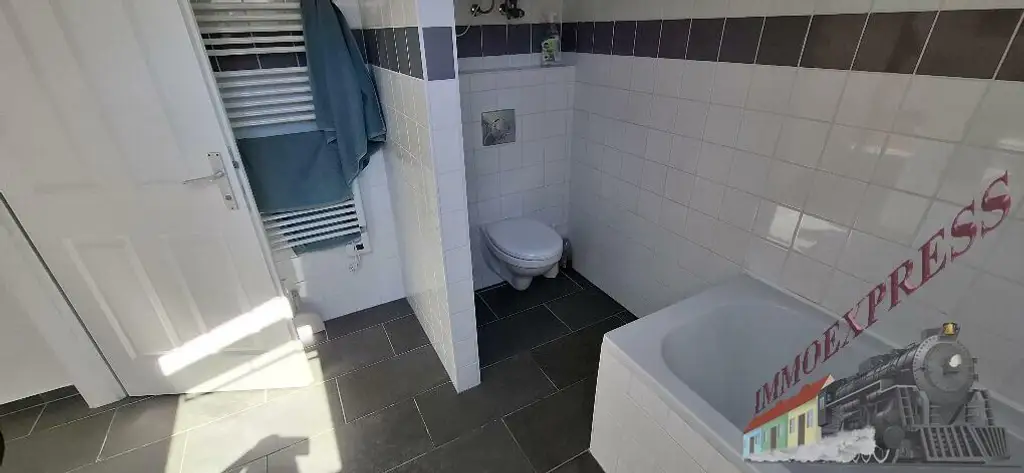 Wunderschöne Dachwohnung mit Klimaanlage in der Märzstraße Nähe S-Bahn - Einzug 1.12.25 unbefristeter Mietvertrag! Kein Lift im Haus!!!