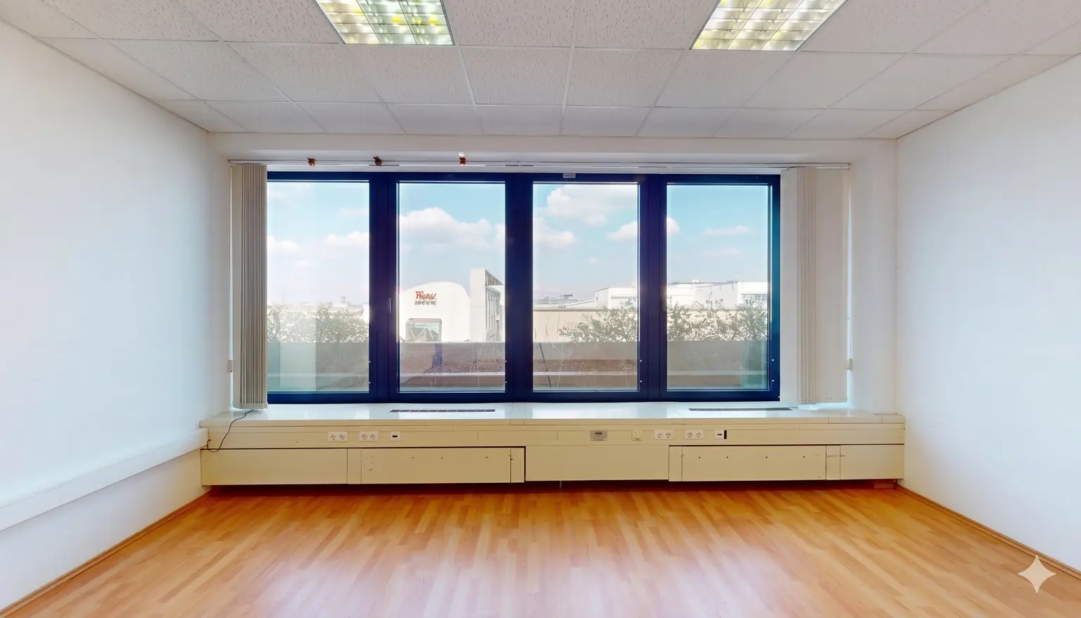 Helle Bürofläche mit großzügigen Fensterflächen für produktives Arbeiten