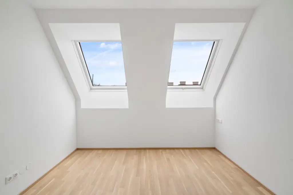 4-Zimmer-Dachgeschosswohnung (Massivbauweise) mit Terrasse und Dachterrasse in generalsaniertem Altbau