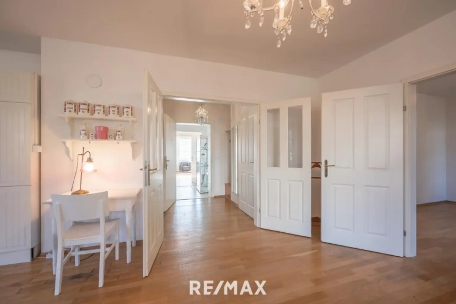 Elegante Villa im Landhausstil mit Riesengarage