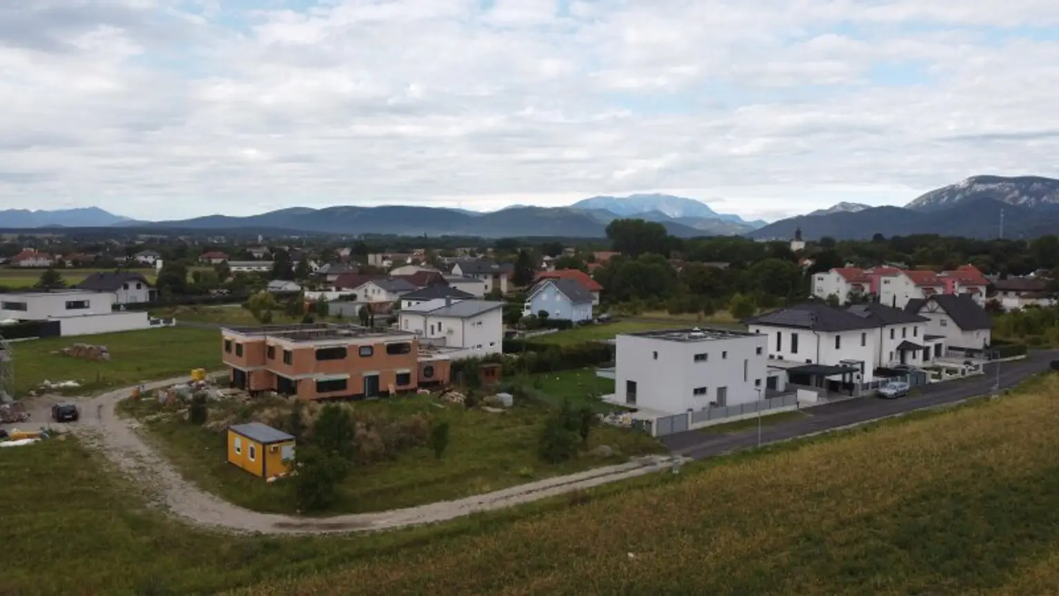 Den Traum eines eigenen Hauses einen weiteren Schritt näher kommen -  Eckrundstück in ruhiger Lage mit Grünblick