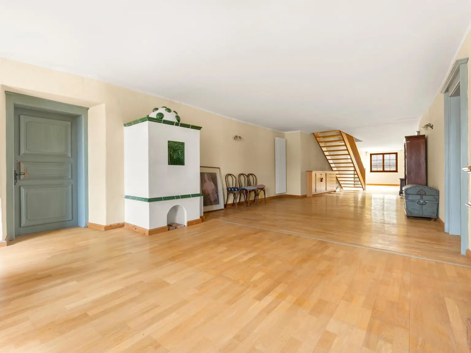 Wohnraum mit Kachelofen OG