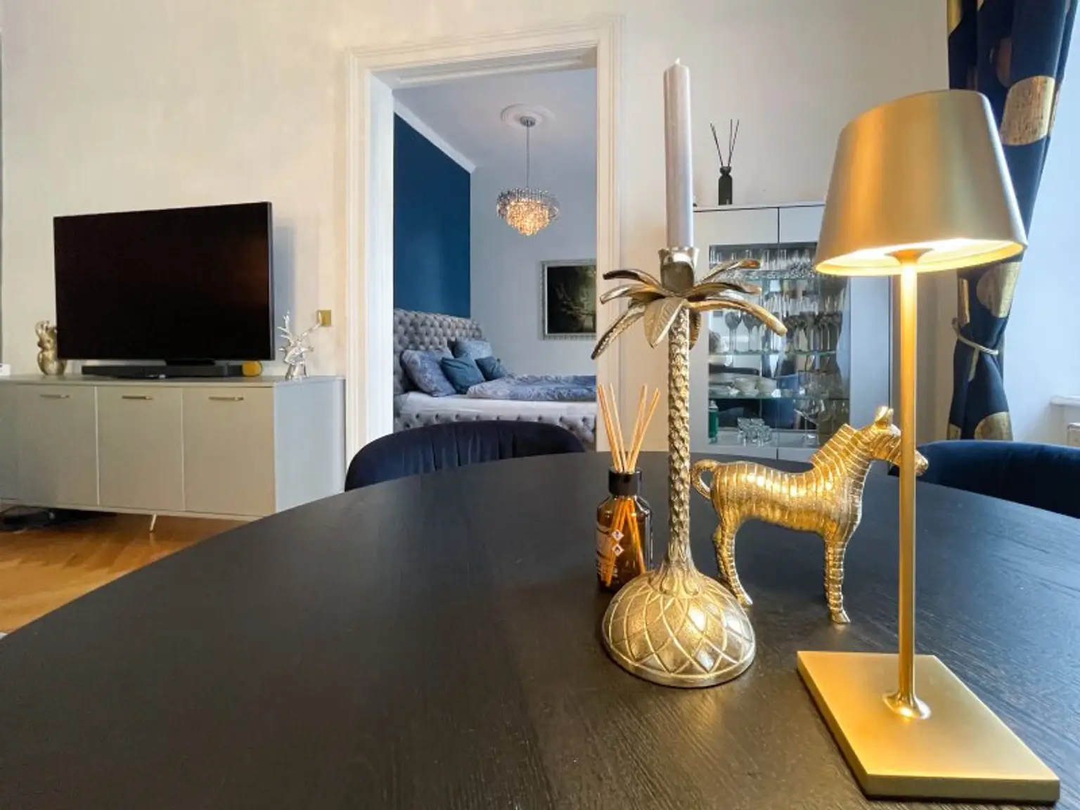 Exklusive Altbau-Residenz mit modernster Technik – hofseitige 2-Zimmerwohnung mit Balkon beim Naschmarkt