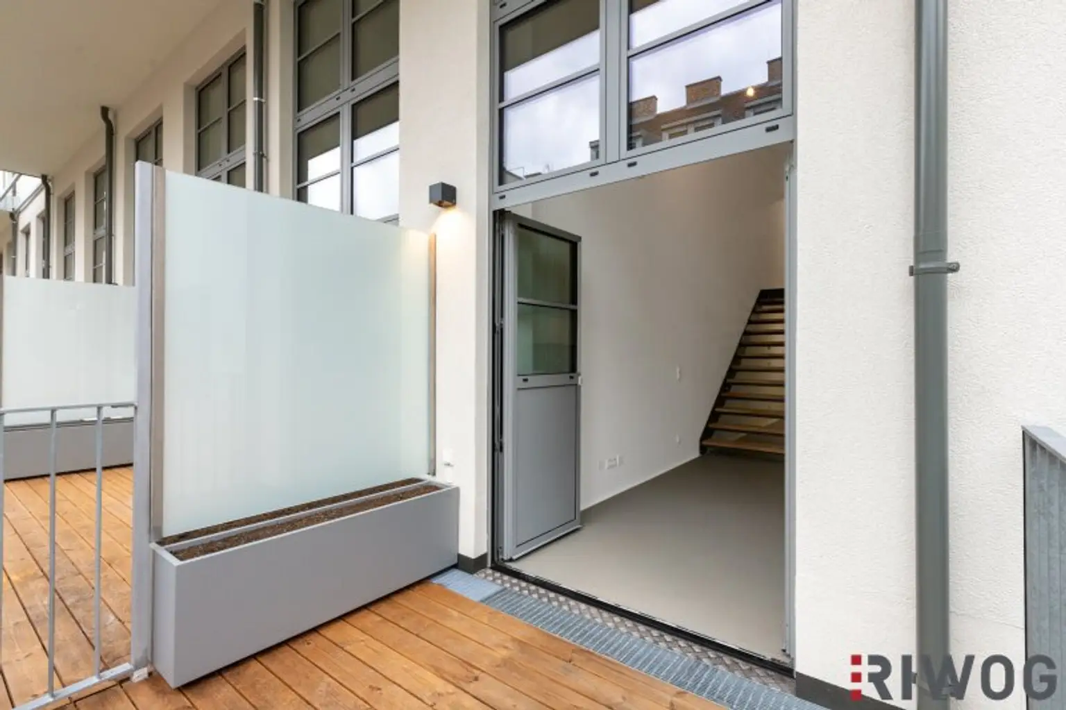 ERSTBEZUG nach Sanierung | Komplett hofseitiges Loft mit Balkon | Raumhöhe bis zu ca. 4,95 m | Büro/Praxis Nutzung und Kurzzeitvermietung möglich