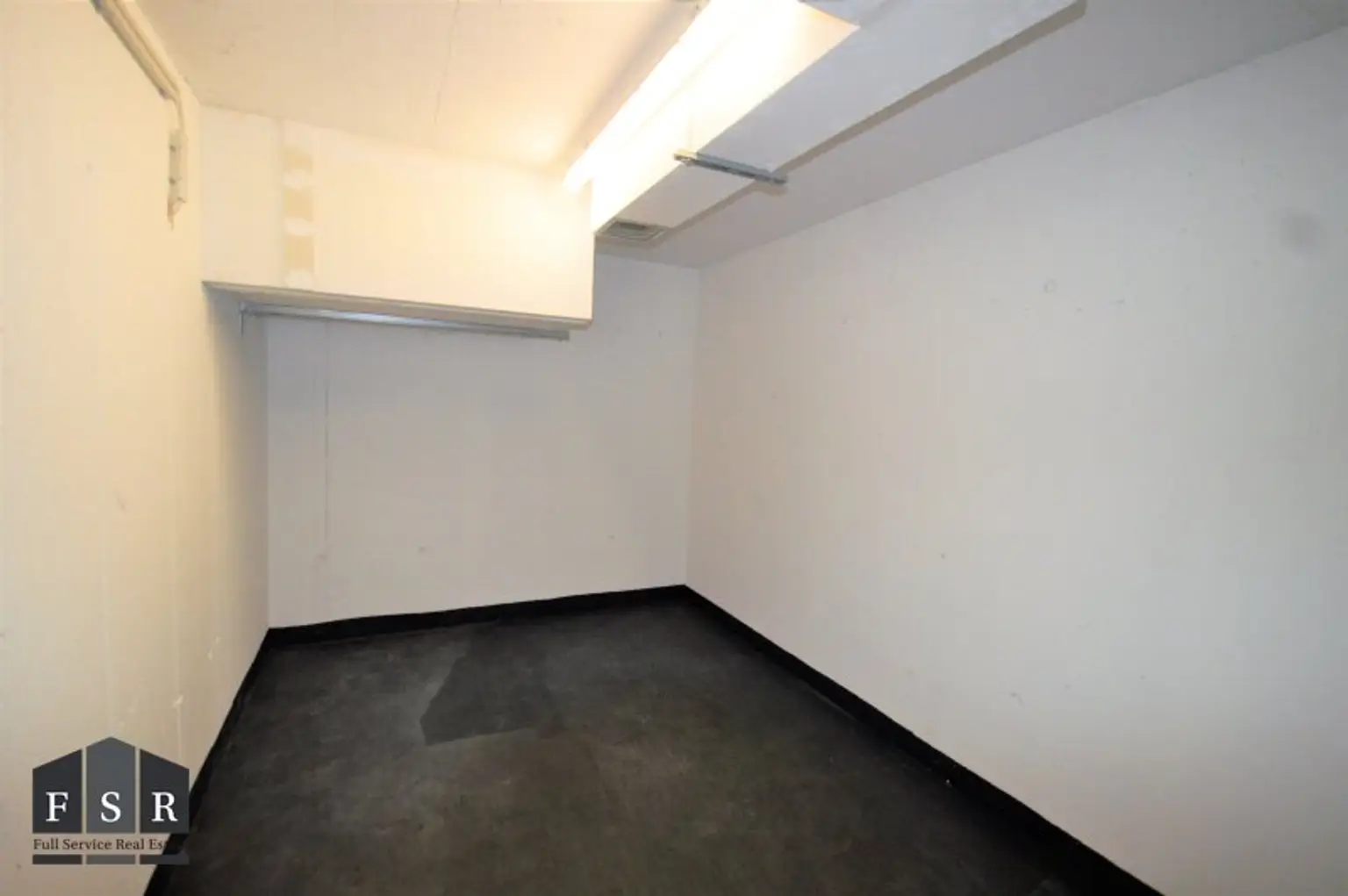 Alles da - Moderne und elegante Altbauwohnung mit Balkon in bester Lage + 1x Garagenplatz und Einbauküche im Preis inkludiert