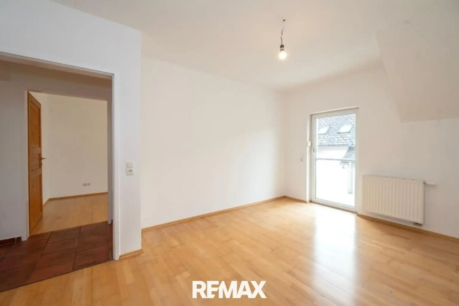 Zimmer 1 mit Ausgang zum Balkon