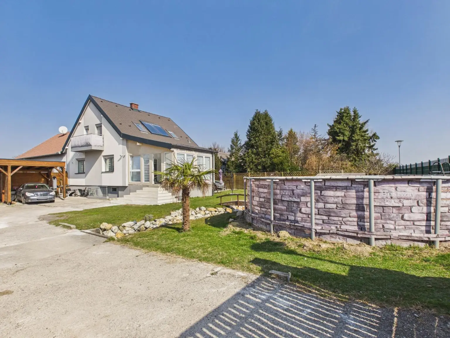 Gartenbereich mit Pool