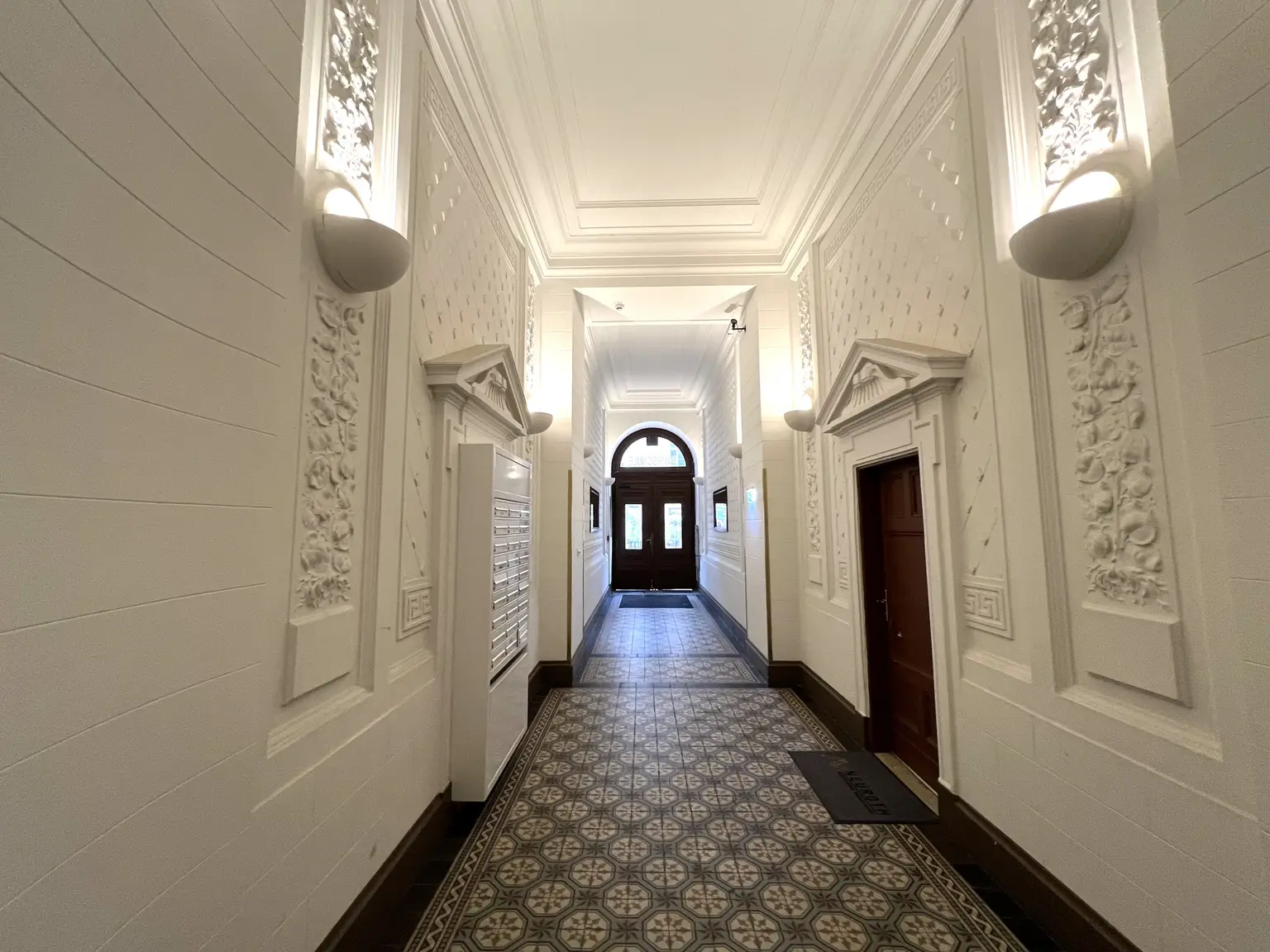 UNBEFRISTET: Klimatisierte Dachgeschosswohnung mit Balkon und Loggia
