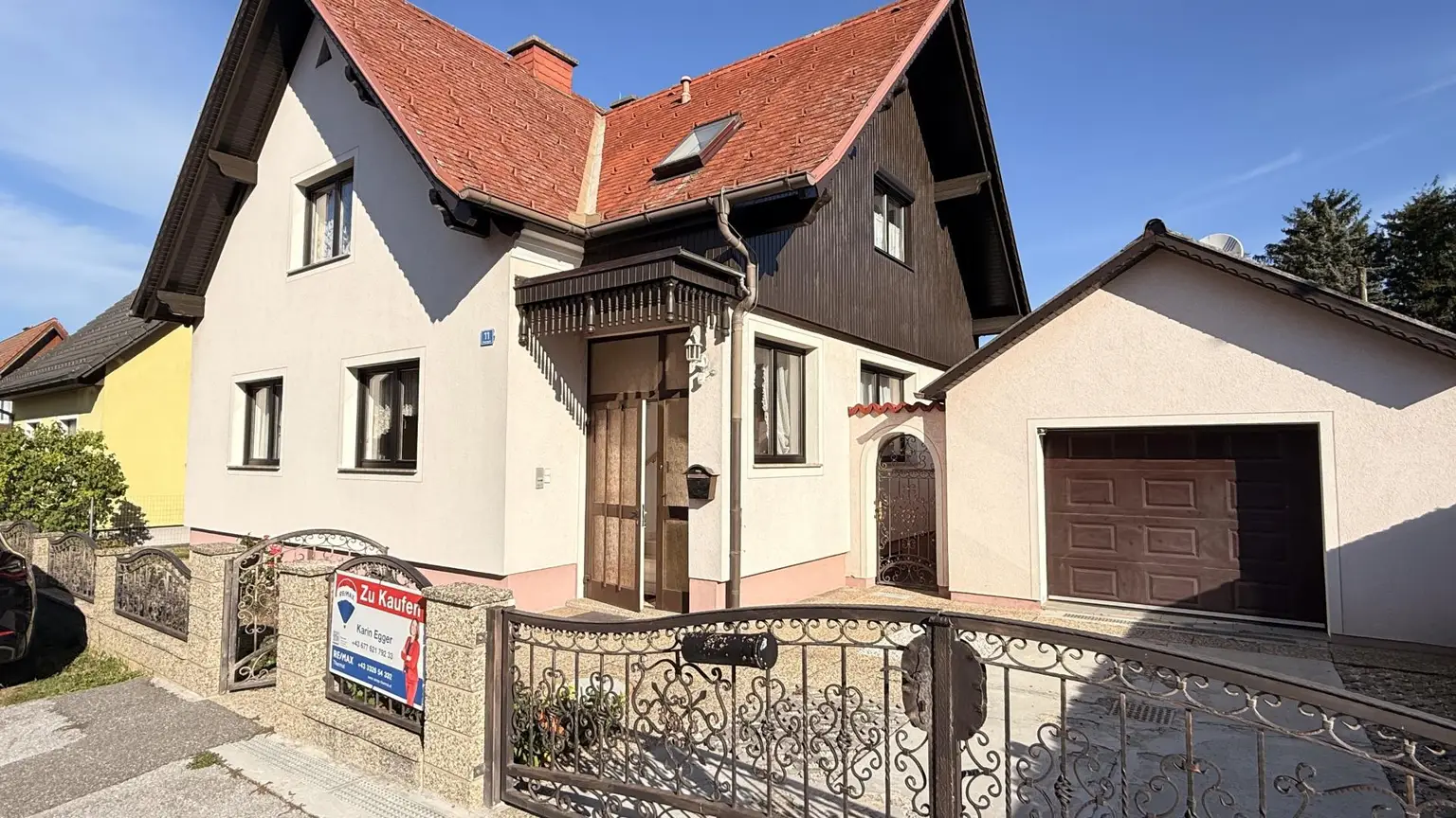 Ansicht mit Zufahrt zur Garage