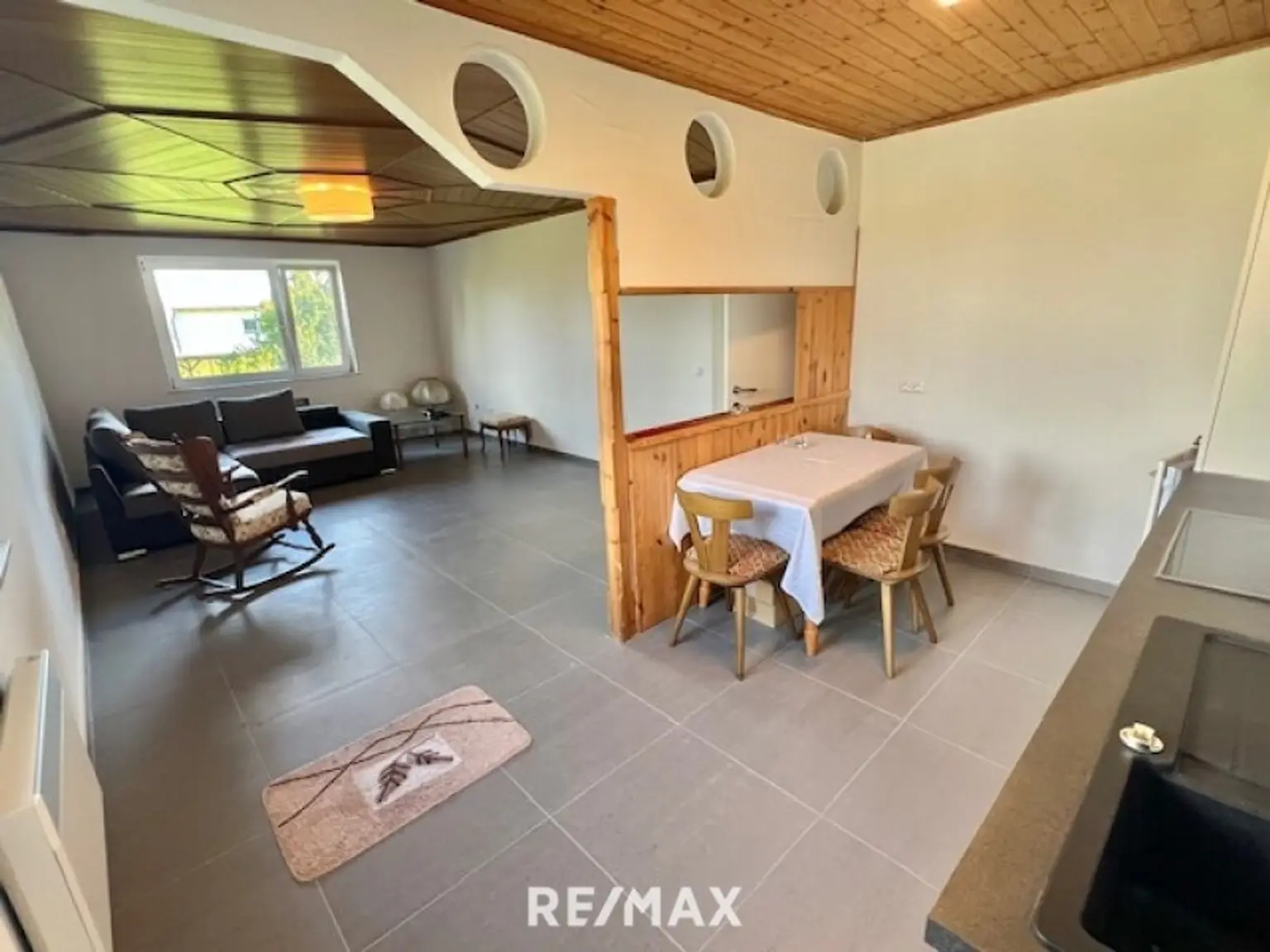 Blick von der Küche ins Wohnzimmer