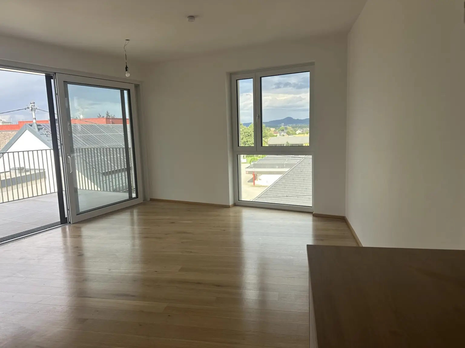 Moderne Dachgeschoßwohnung mit Terrasse und Bergblick