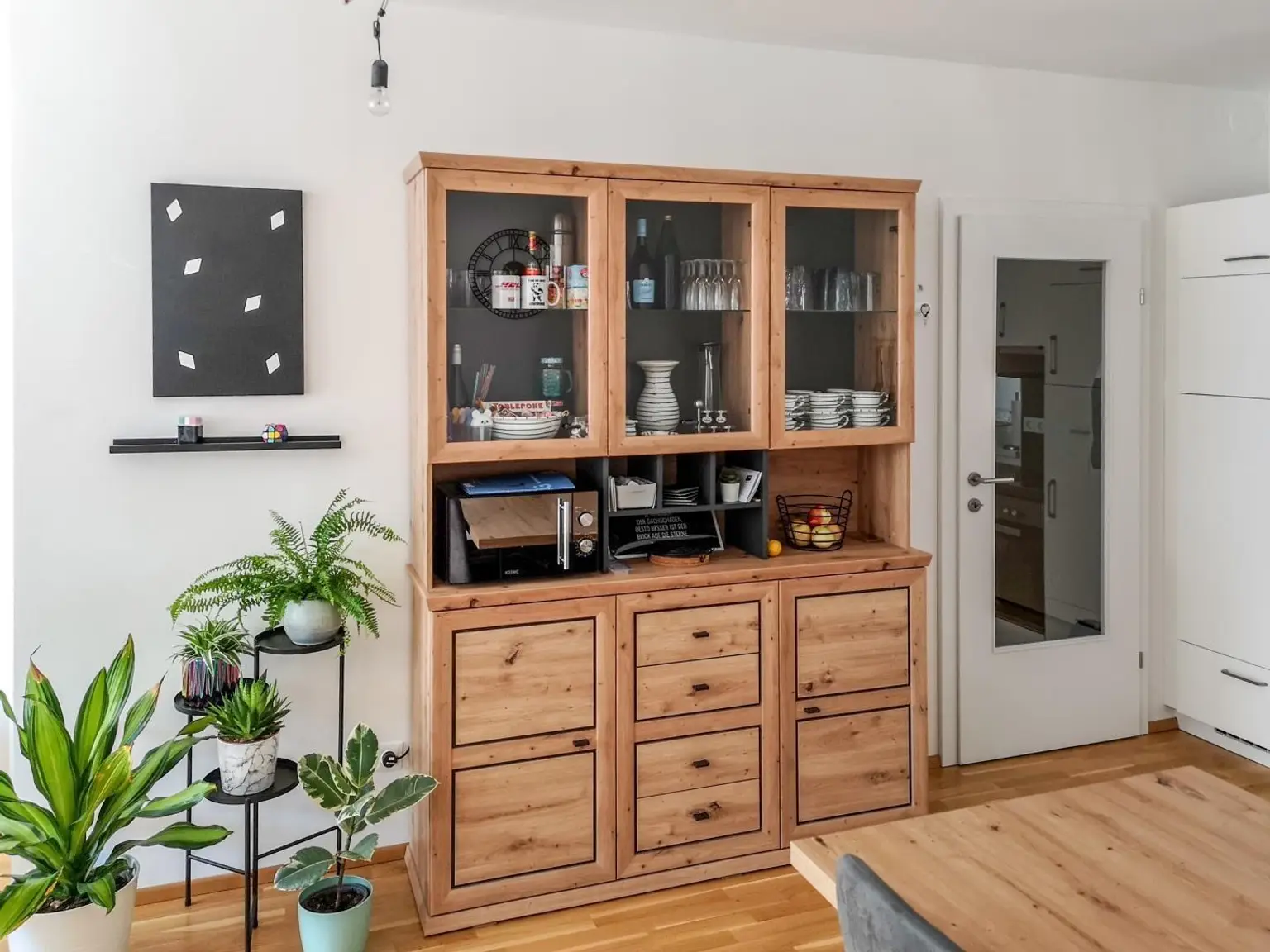 Kredenz mit zusätzlichem Stauraum