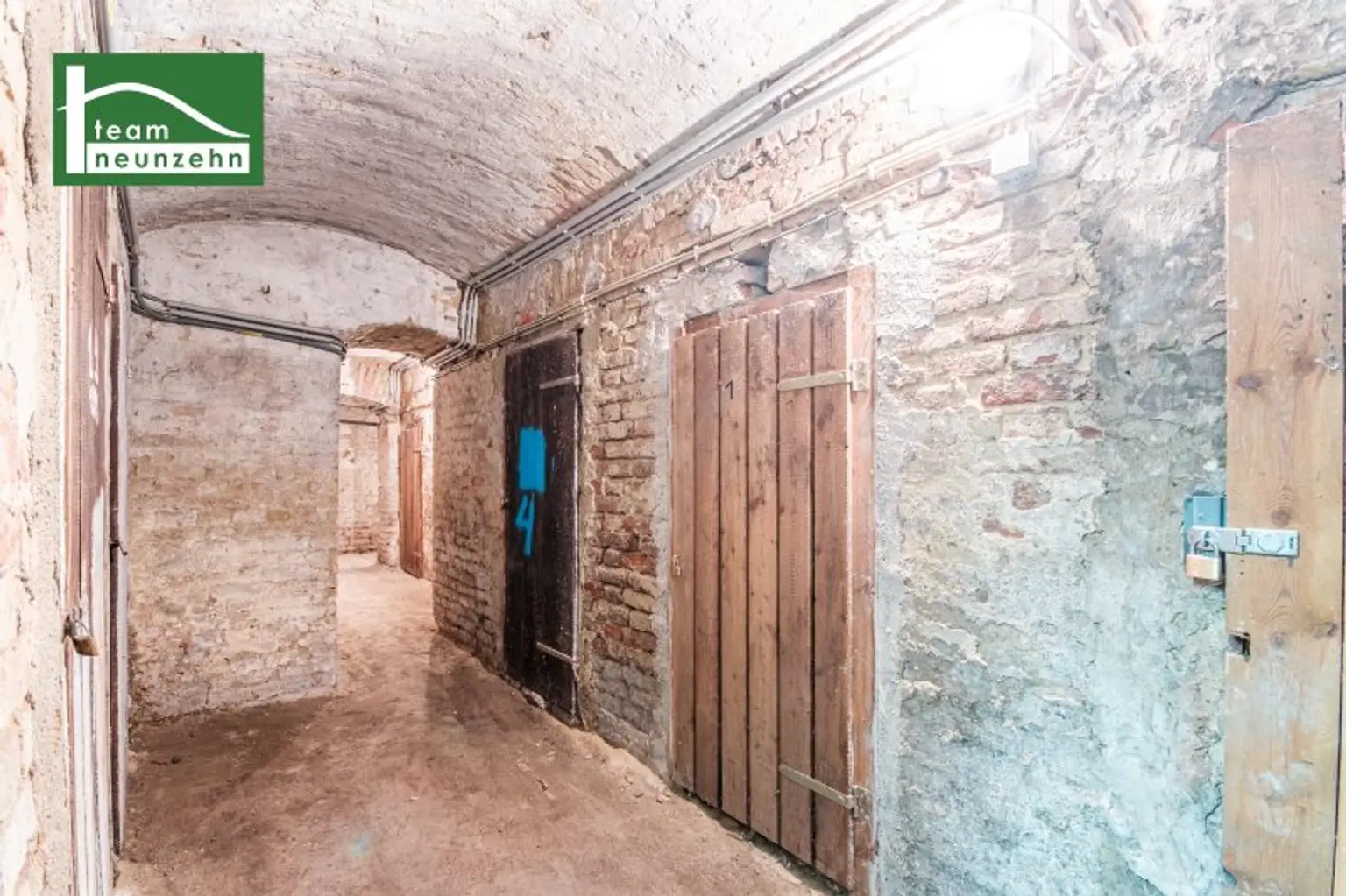 Stilvoll kernsanierte Altbauwohnung beim Servitenviertel mit Design-en-Suite-Badezimmer und Hof-Balkon-Option!