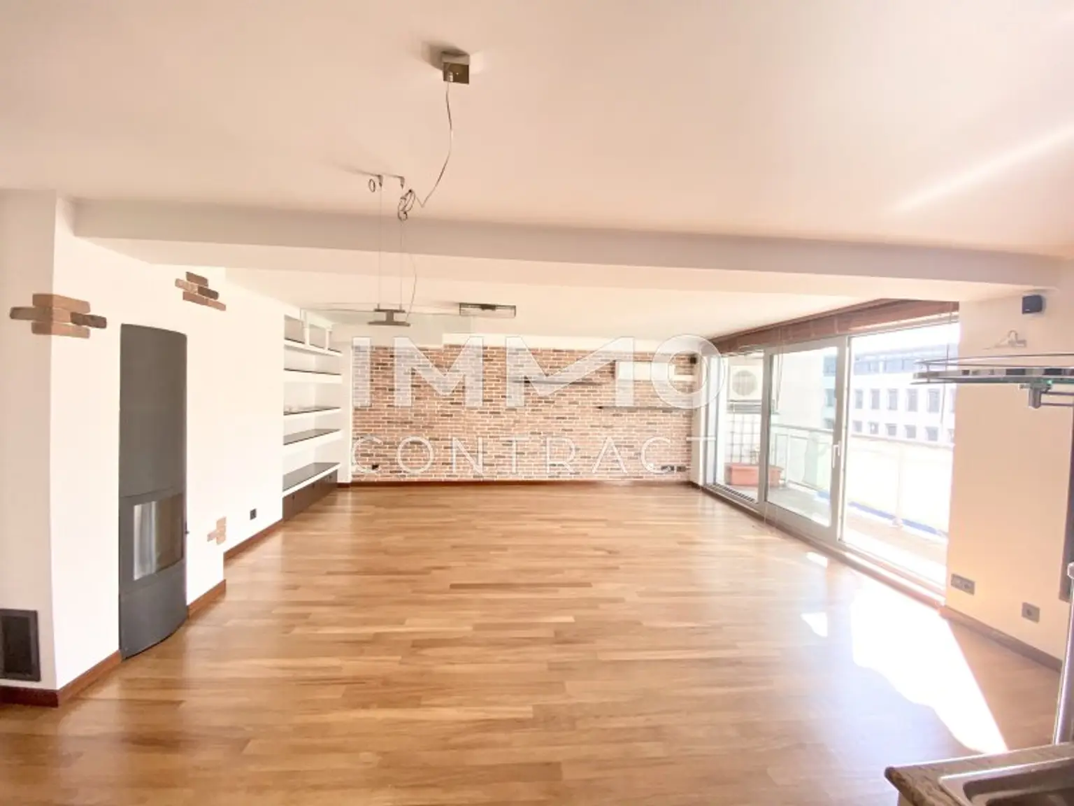 Großes Wohnzimmer mit Balkon