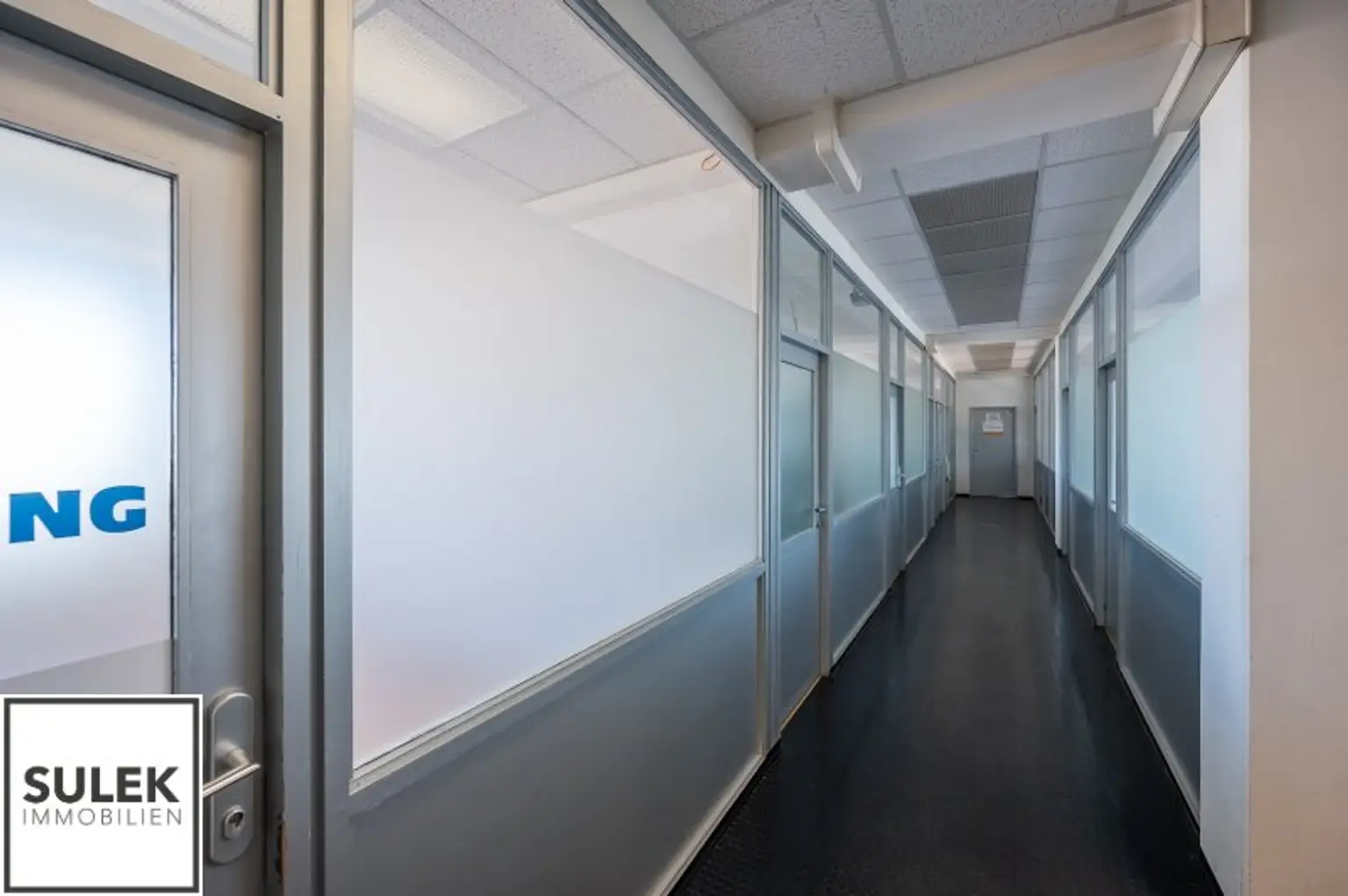 Grundstück mit vier Baukörpern - Büro-, Geschäfts- und Gewerbegebäude inkl. Parkplätzen in Vösendorf