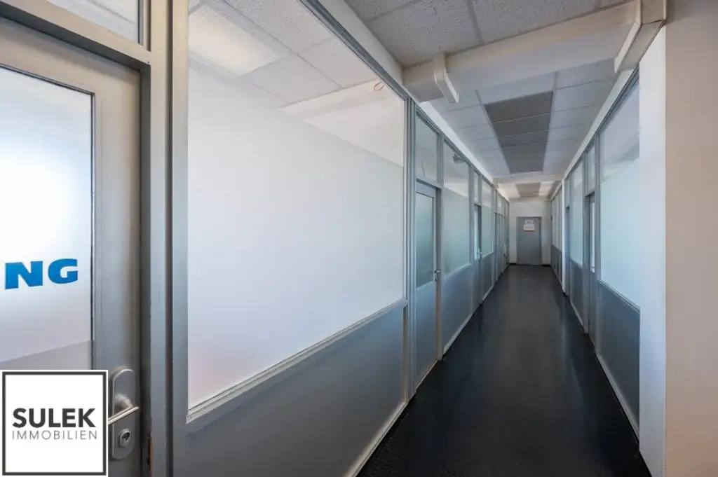 Grundstück mit vier Baukörpern - Büro-, Geschäfts- und Gewerbegebäude inkl. Parkplätzen in Vösendorf