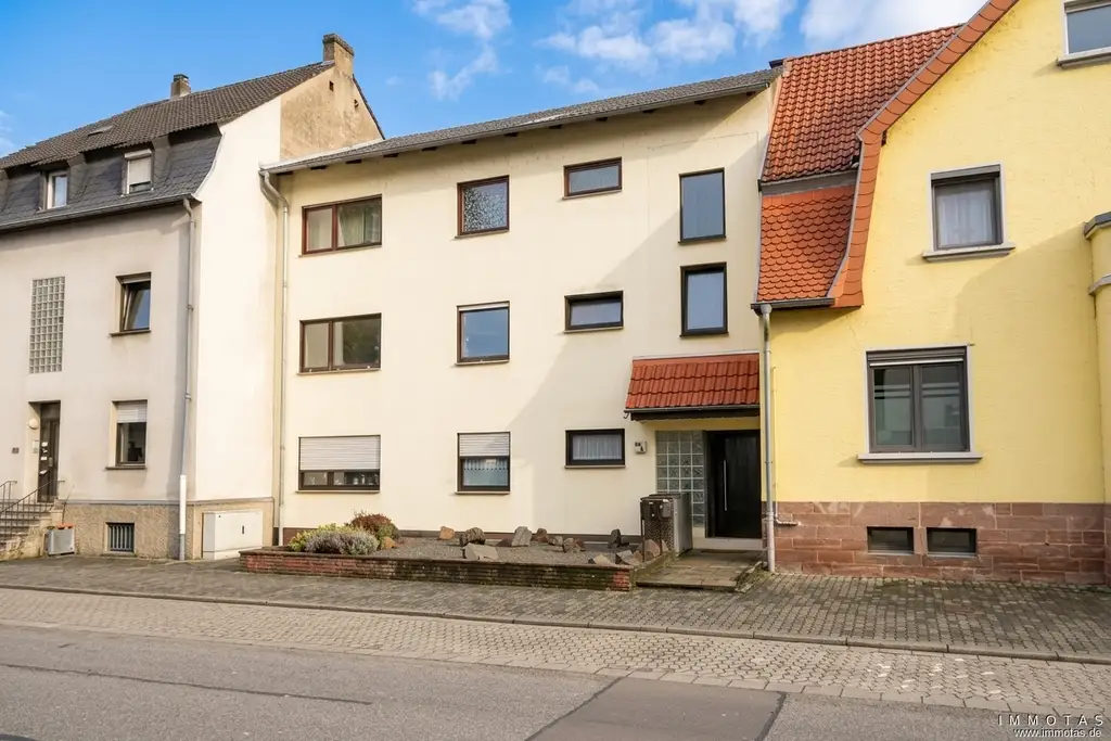 Geräumige Eigentumswohnung im 1. OG mit Garage, Balkon und Garten