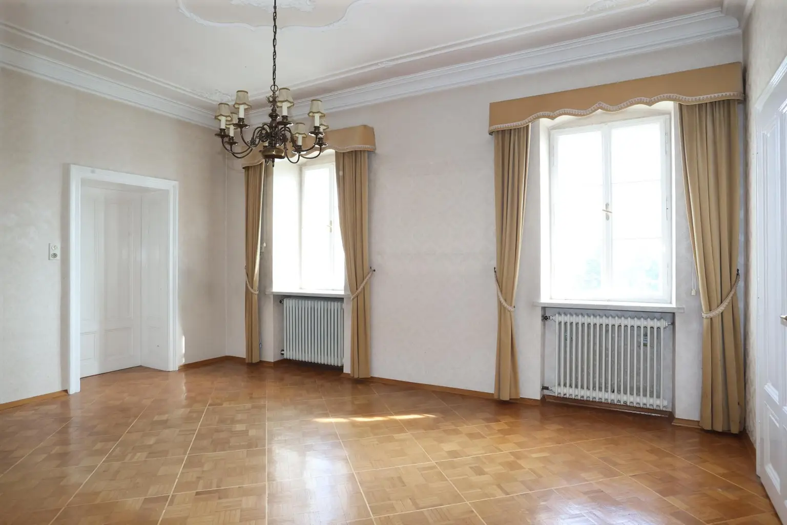 Zauberhafte Villa zum Renovieren auf 1.199 m² Grund samt Nebengebäude mit Garage im Stadtzentrum