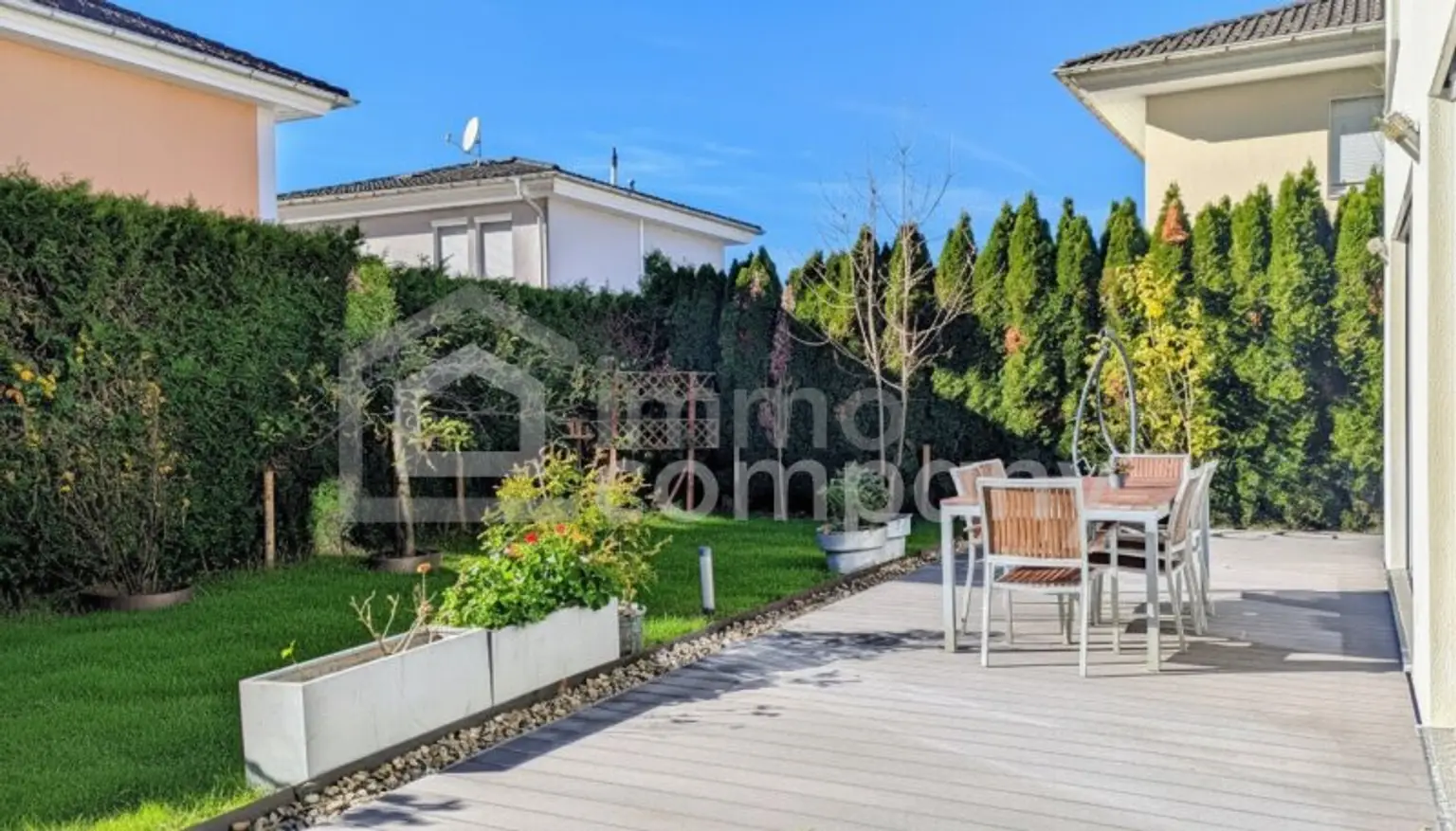 Außenansicht / Südwest-Terrasse mit ca. 45m²