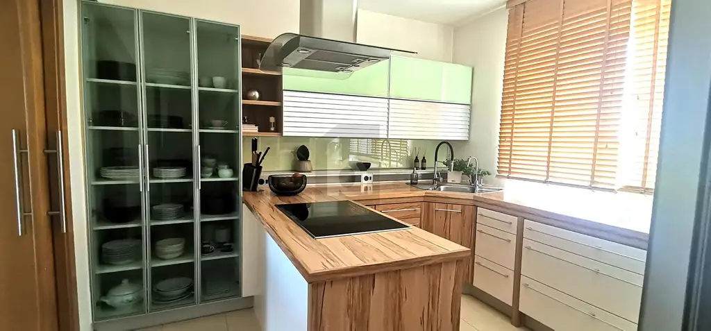 MODERNE ELEGANZ - GROSSZÜGIGER FAMILIENHIT MIT POOL UND POOLHAUS