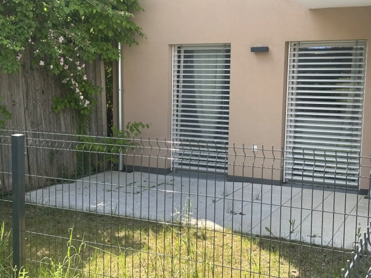 Terrasse und Garten bei den beiden Schlafzimmern