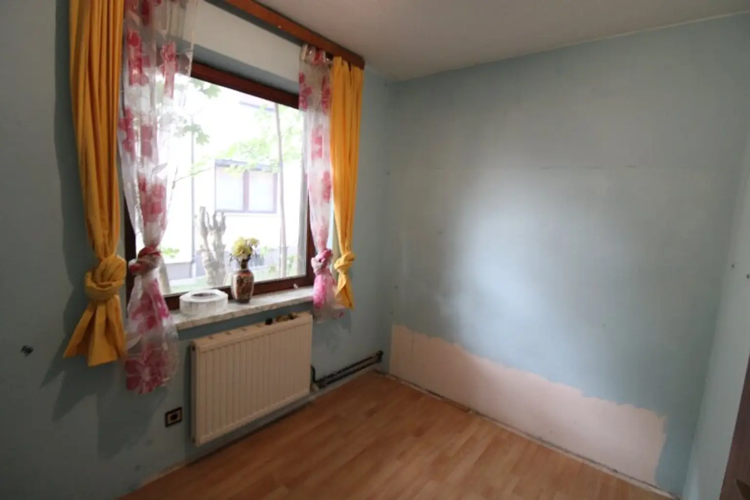 WAIDMANNSDORF  -  Sanierungsbedürftiges Haus in Aussichtslage!