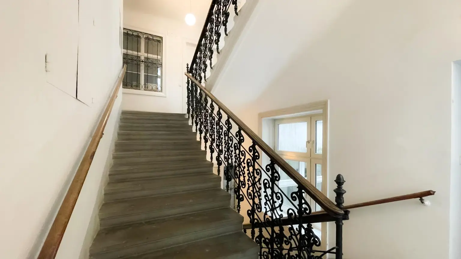 3 Zimmer mit Balkon, komplett neues Bad und WC