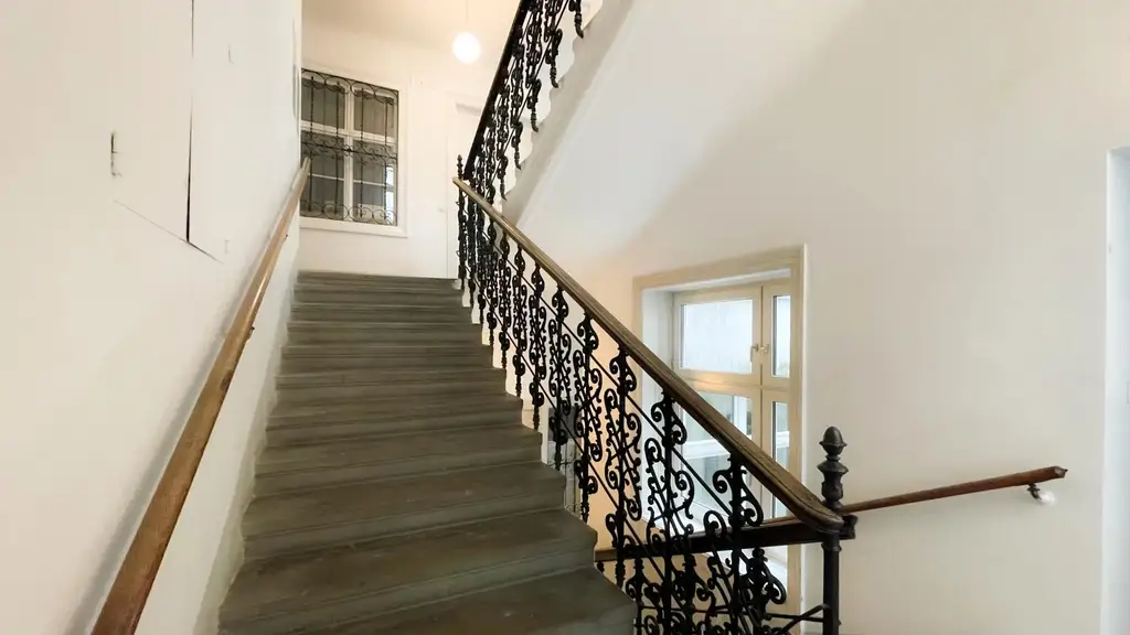 3 Zimmer mit Balkon, komplett neues Bad und WC