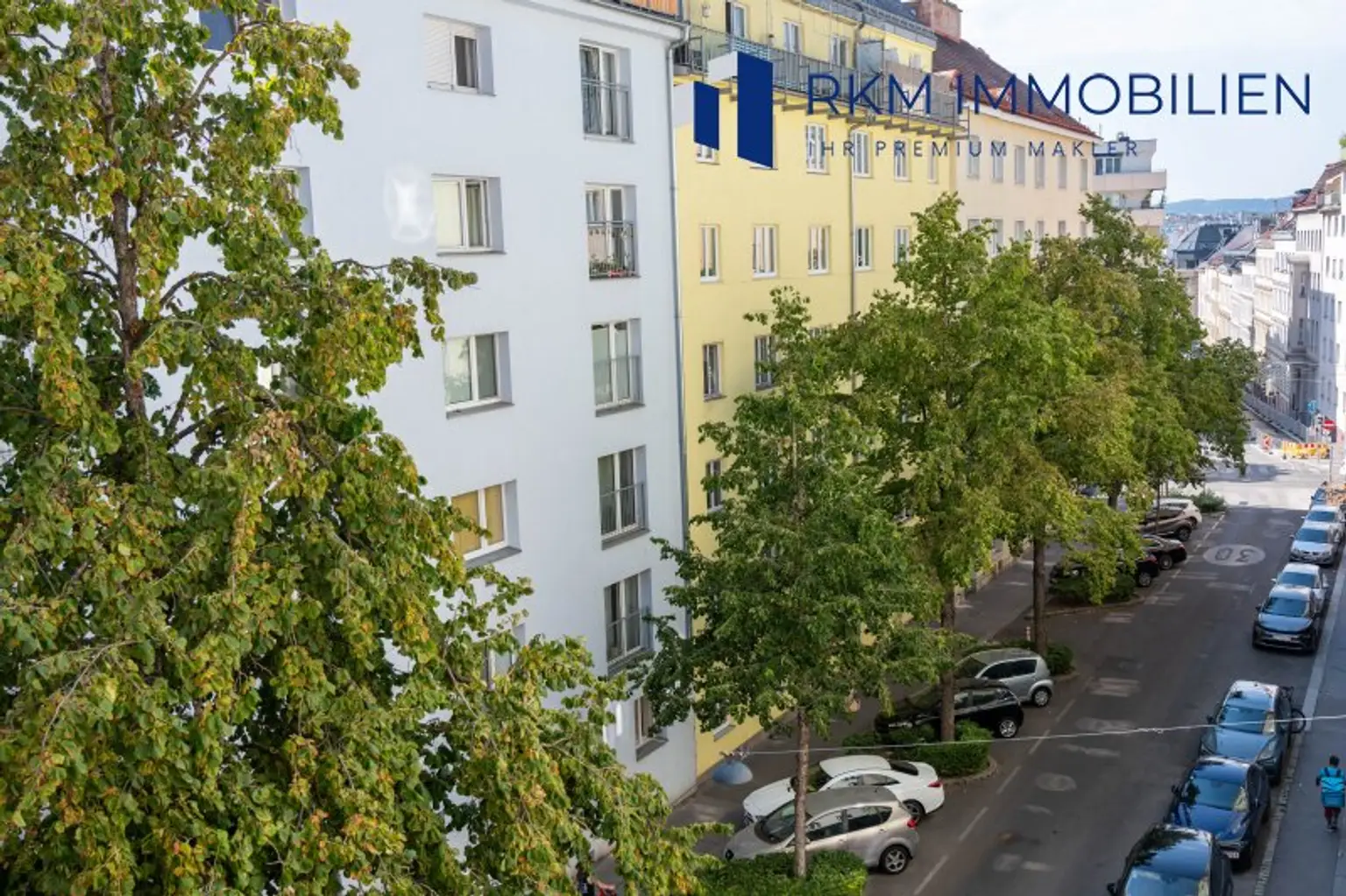 Blick auf eine grüne Straße