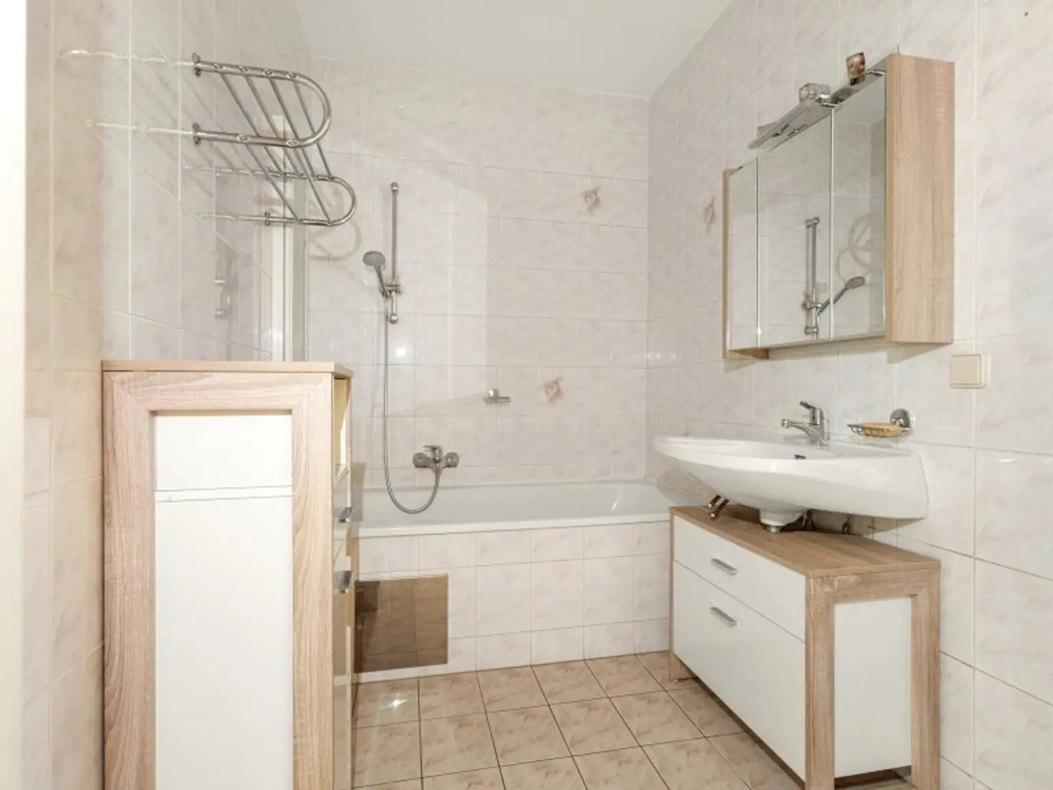 Schöne und teilmöblierte 2 Zimmer Wohnung 65m² mit Westloggia und Tiefgarage in Viktring - Rekabachweg