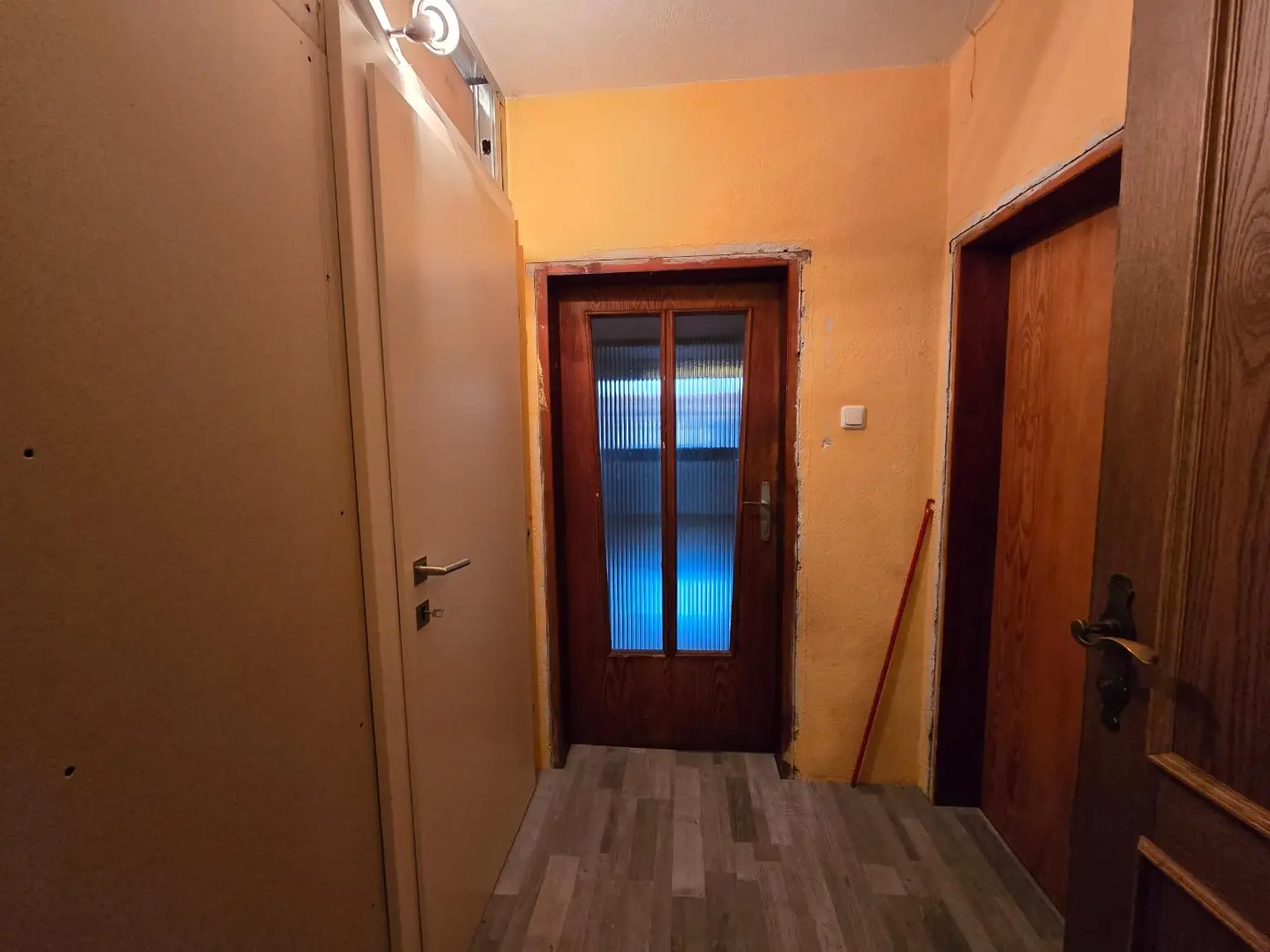 Haus mit zwei Wohneinheiten und Gartenidylle