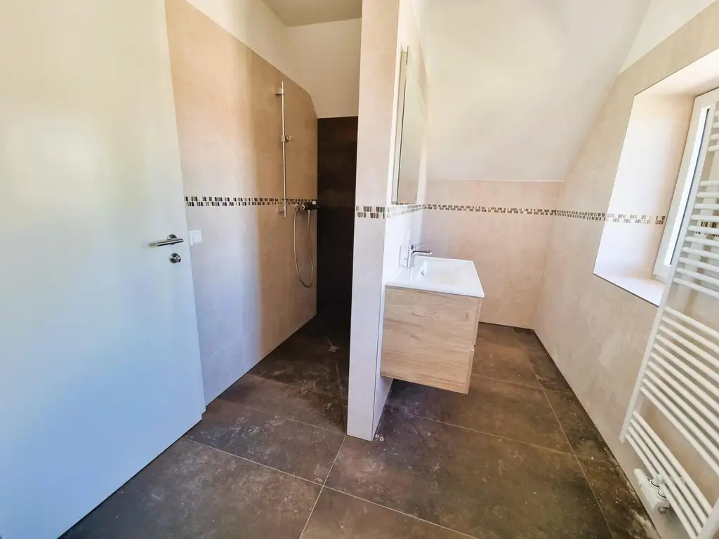 Neubau! Moderne 2-Zi.-Dachgeschoß-Wohnung mit großen Balkon