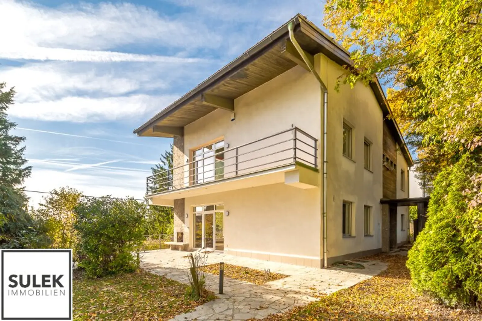 Erstbezug nach Sanierung: Großes Einfamilienhaus in einzigartiger Lage mit Weitblick und vielen Zimmern, Blick ins Grüne und in absoluter Ruhelage