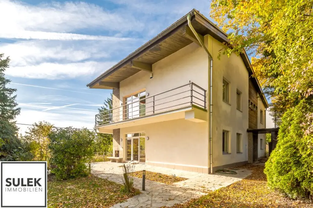 Erstbezug nach Sanierung: Großes Einfamilienhaus in einzigartiger Lage mit Weitblick und vielen Zimmern, Blick ins Grüne und in absoluter Ruhelage