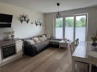 Wohnzimmer mit Zugang zum Balkon